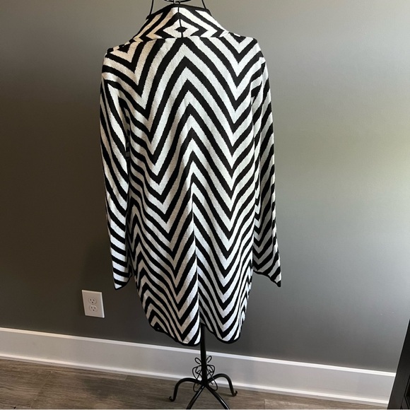 Jones Studio Women’s Black and White Chevron Cardigan Sweater - Picture 3 of 8